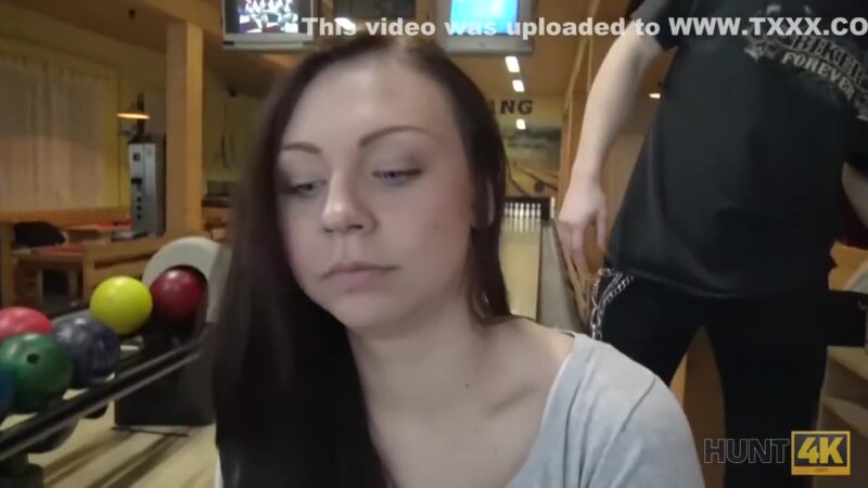 Il Gioco Del Bowling E Noioso Il Sesso Con Una Ragazza Carina Puo Rallegrare