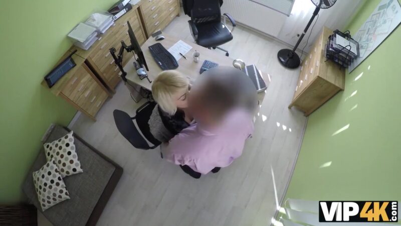 Nette Dame Gibt Einen Kopf Und Spreizt Die Beine Im Leihburo