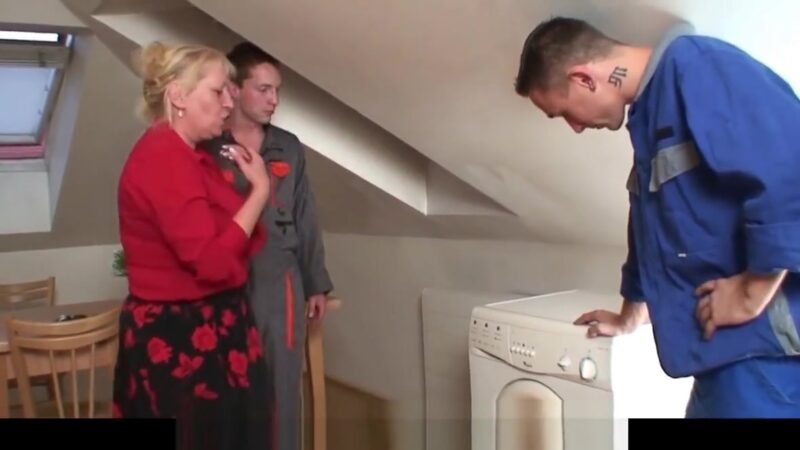 Old blonde grandma please two repairmen
